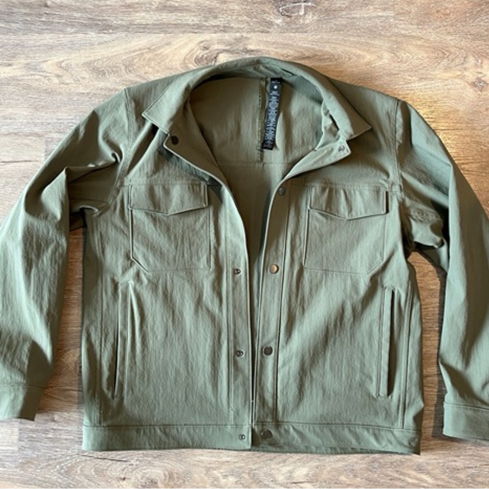 lululemon athletica Men's Lightweight Shirt Jacket in Olive Green